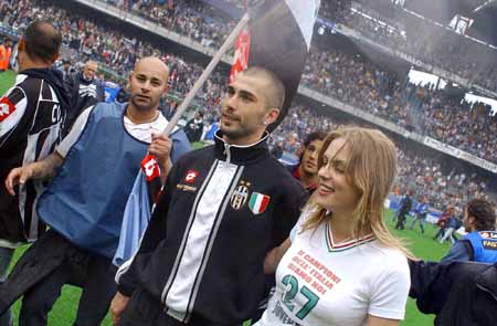 [中超]法比奥造乌龙路易斯点射 国安2-2补时绝平申花