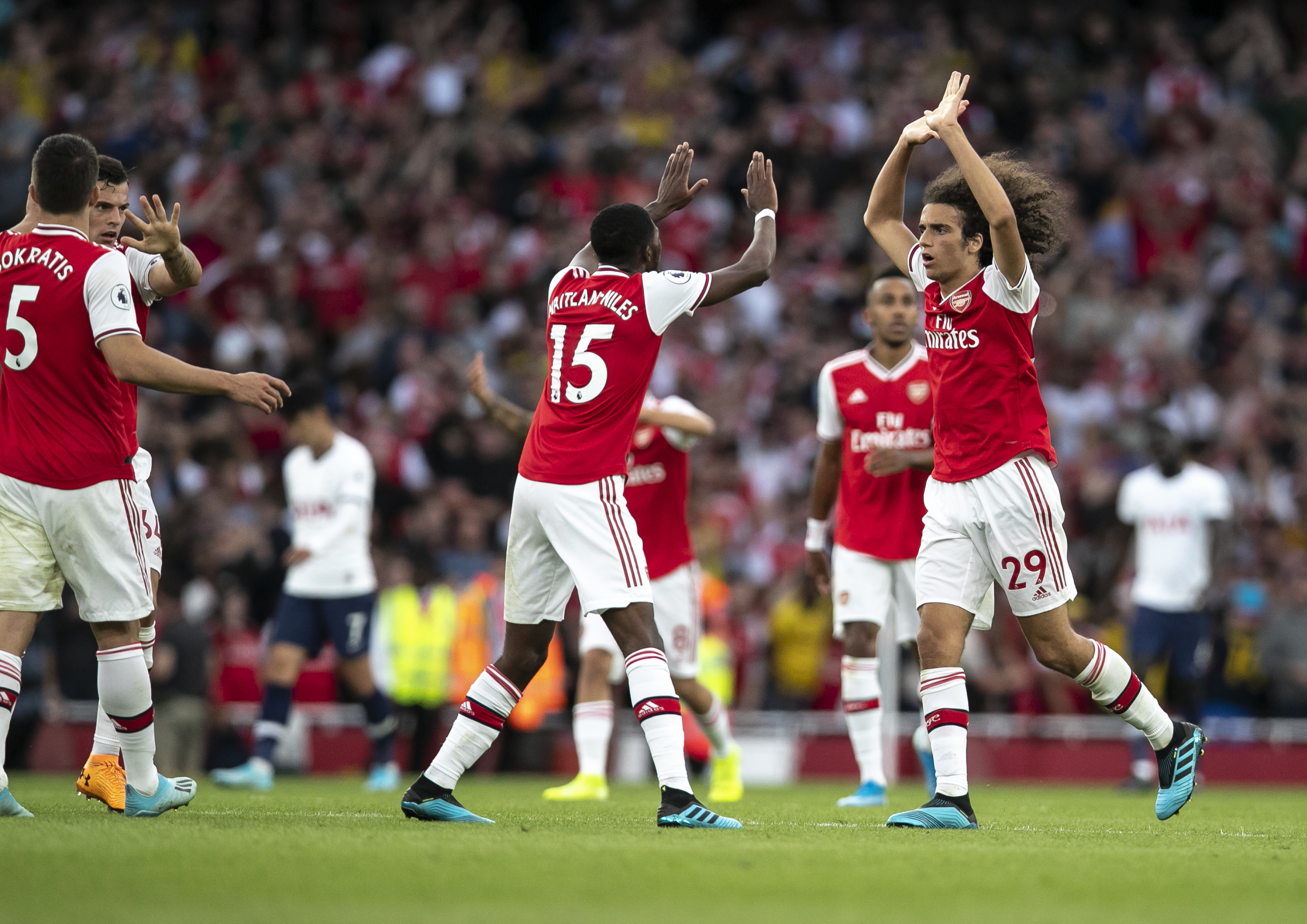 詹姆斯晒照质疑裁判判罚，湖人惜败雄鹿引发争议