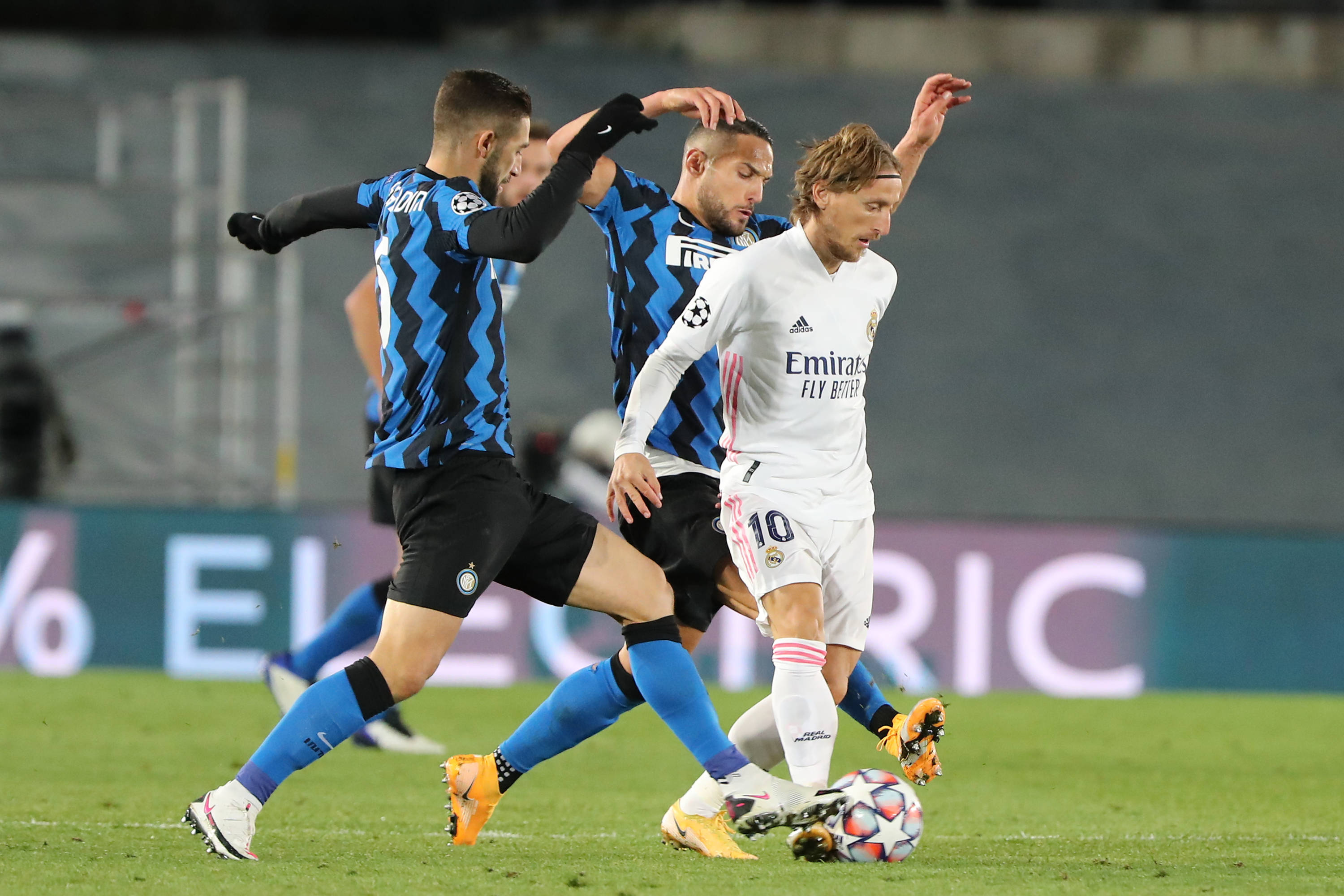 死水一潭的游戏业，目前只有电竞和AI游戏这两条救命索